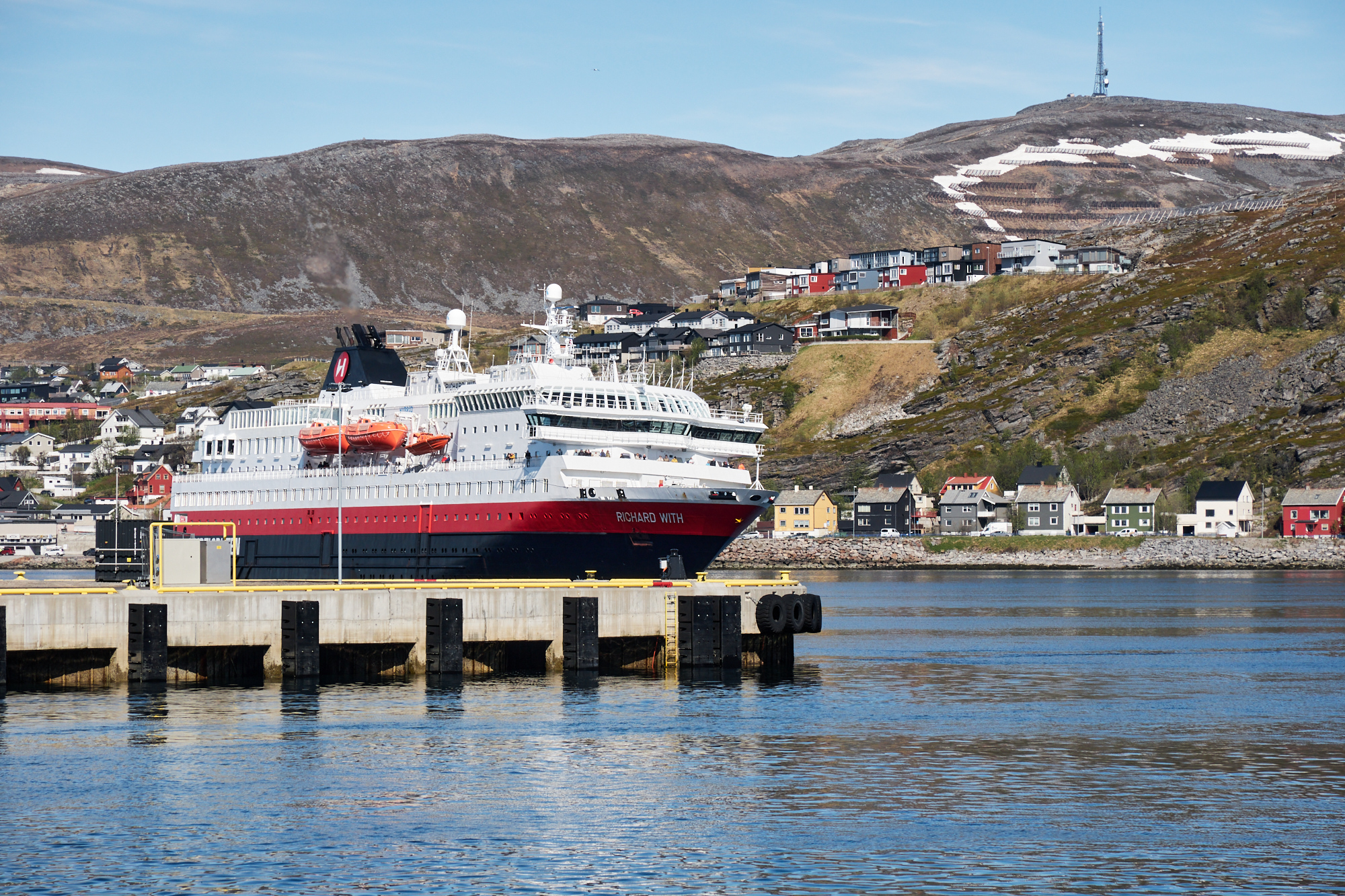 Die Richard With driftet in den Hafen von Hammerfest