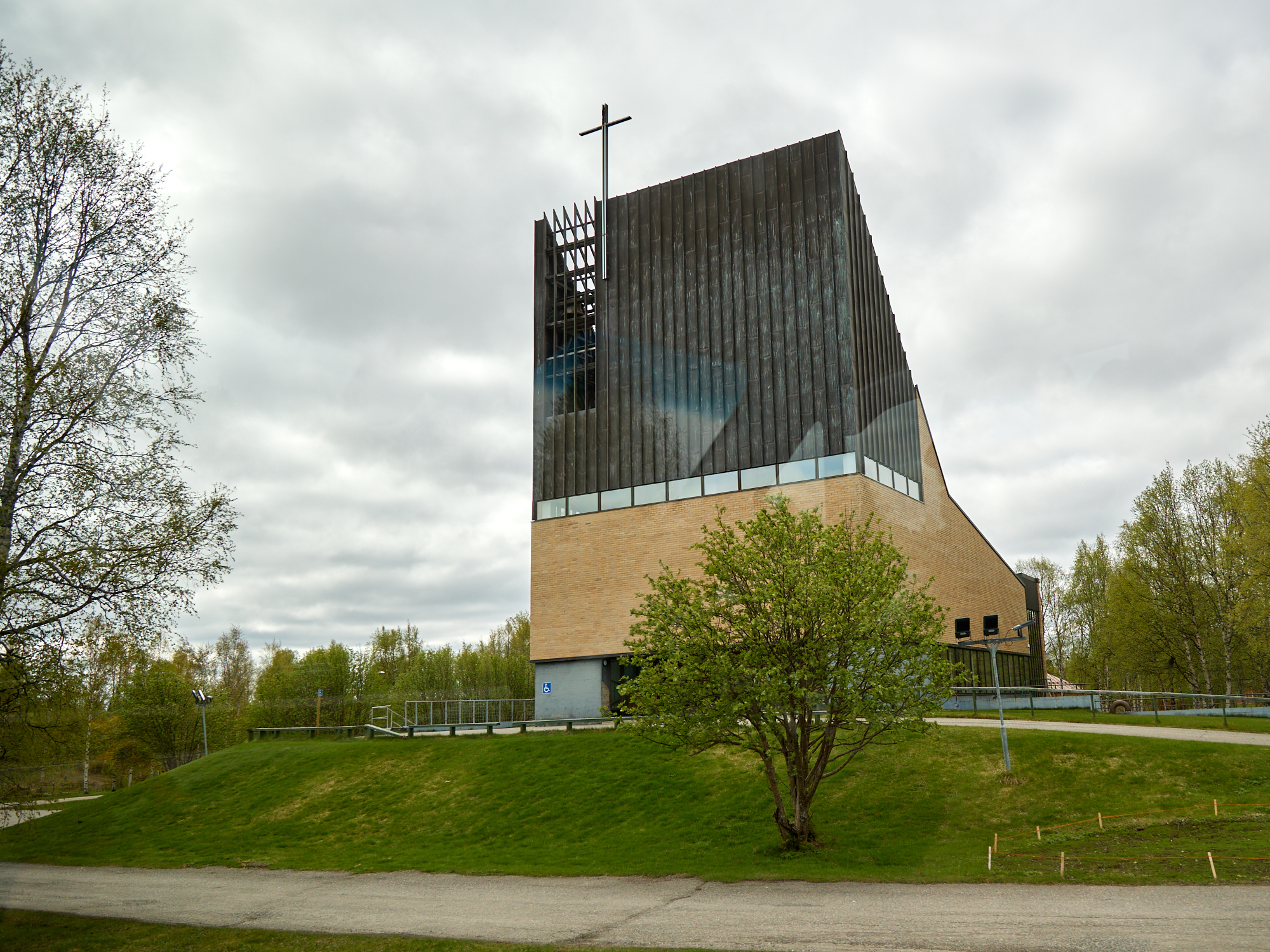 Kirche in Mutamaa durch die Seitenscheibe fotografiert