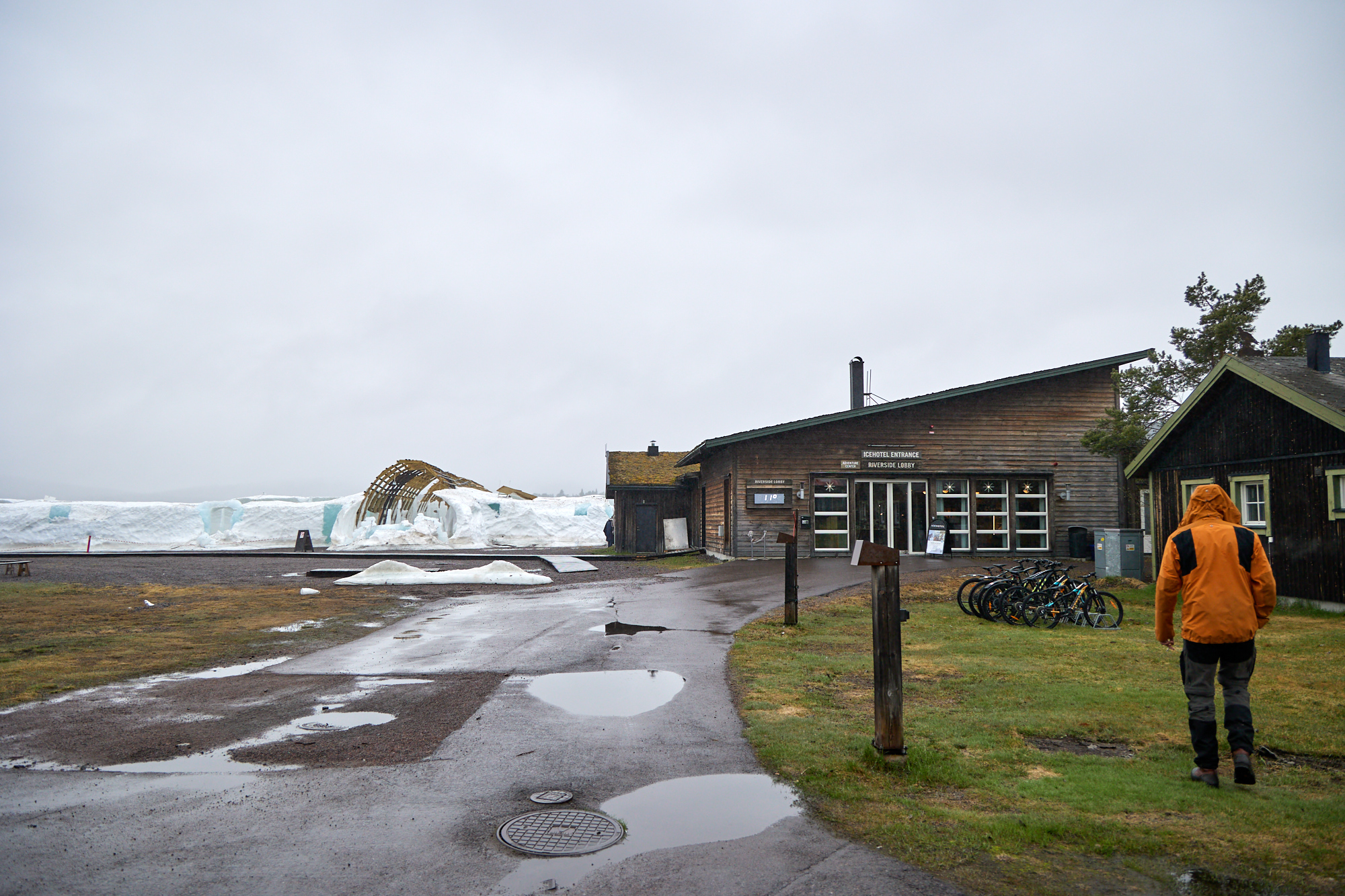 Die Reste vom Eishotel und das Sommerhotel in Jukkasjärvi