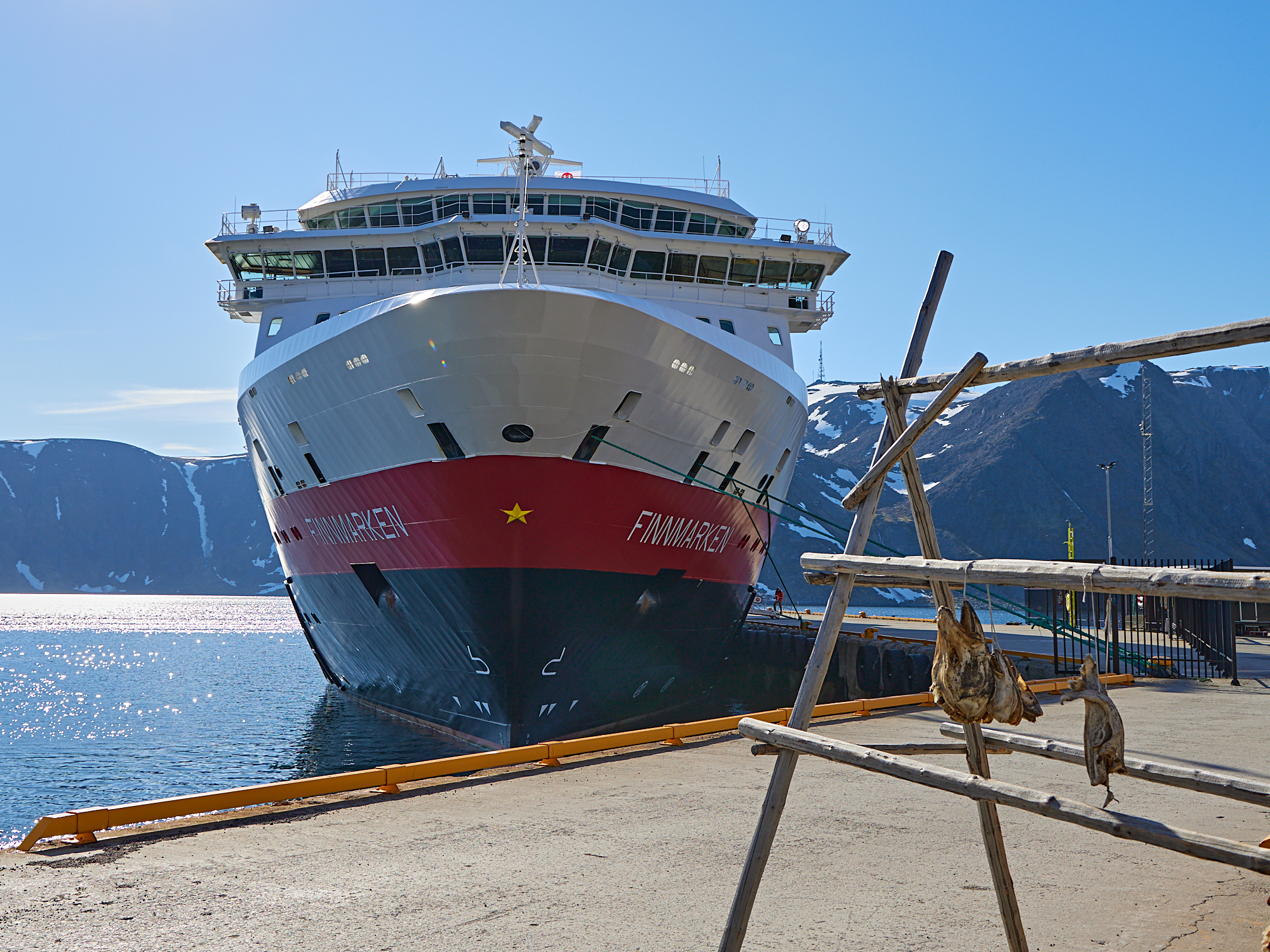 Die Finnmarken in Honningsvåg. Man beachte die toten Fischköppe, die extra für die Touristen dort zum “Trocknen” hängen.